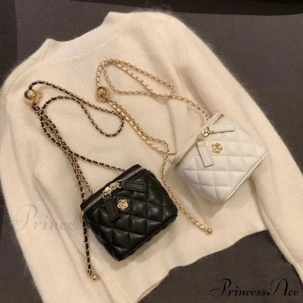 Camellia Diamond Chain Bucket Crossbody crossbody-250126