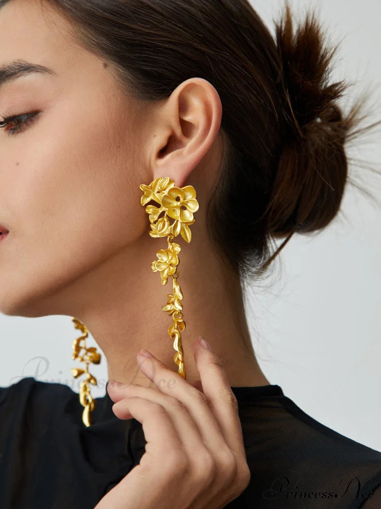 Floral Charming Fringed Earrings Gold / One Size