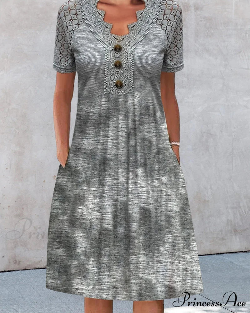 Lace pocket dress in solid color