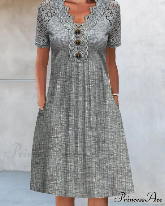 Lace pocket dress in solid color