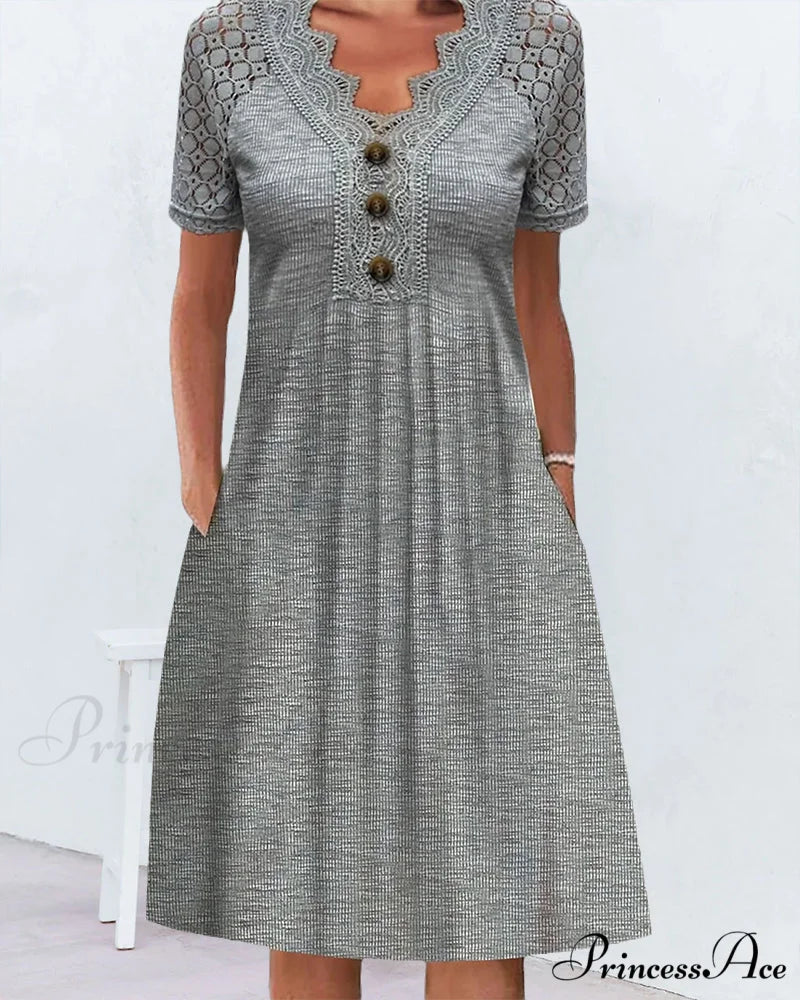 Lace pocket dress in solid color
