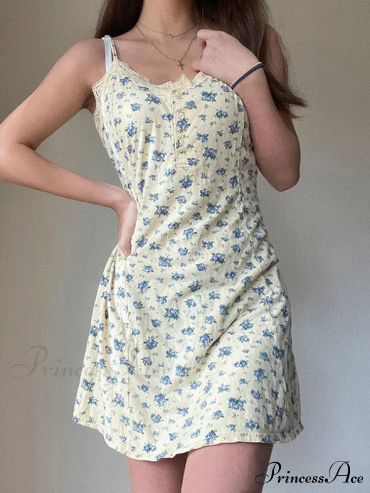 Lace Trim Graceful Buttoned Crop Top