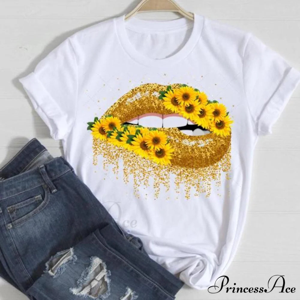 Love Fashion 90s Trend Graphic Tshirt