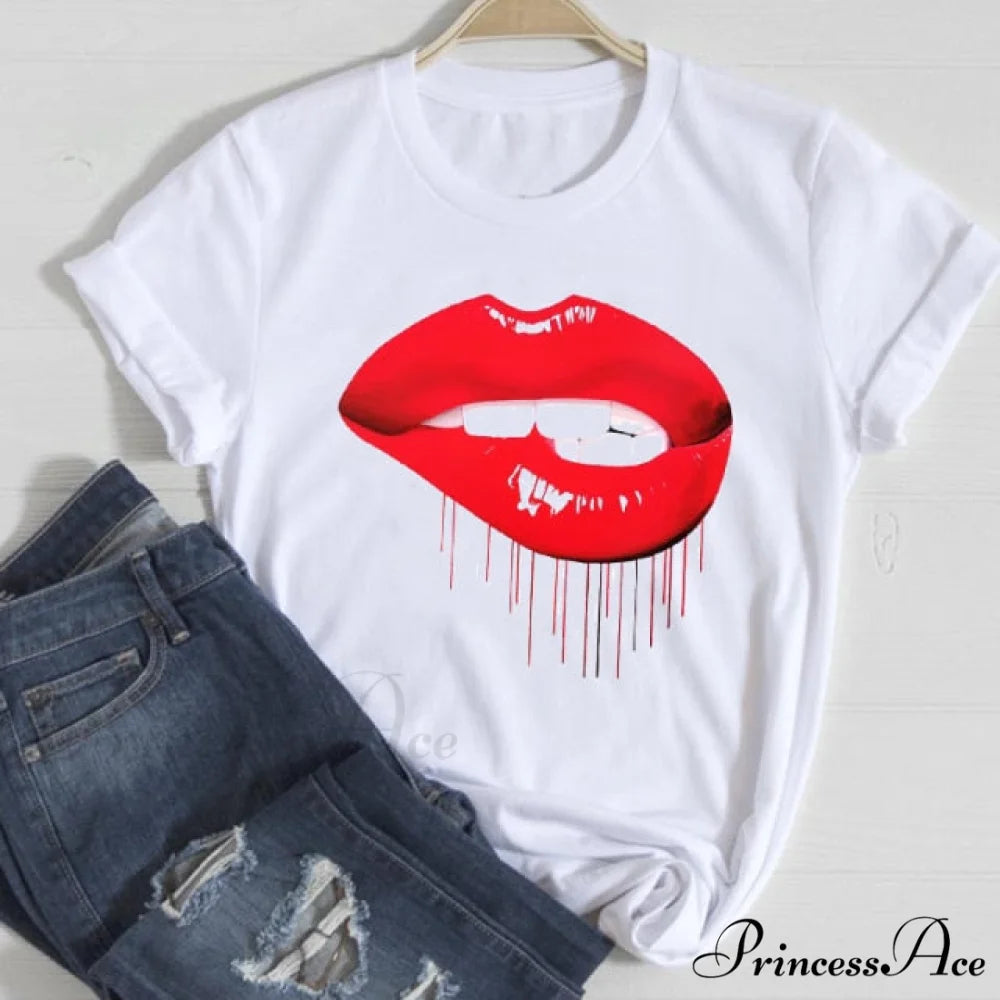 Love Fashion 90s Trend Graphic Tshirt red lip / S