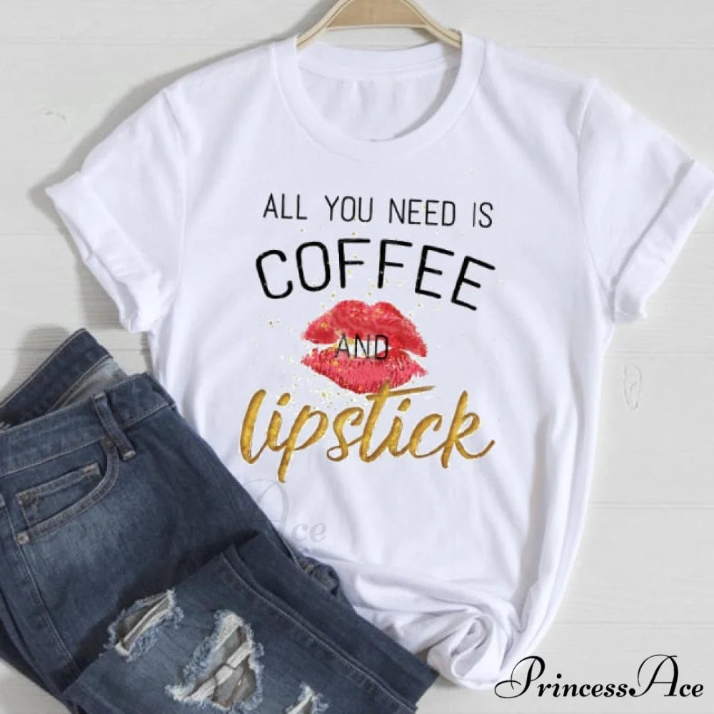 Love Fashion 90s Trend Graphic Tshirt small lip / S