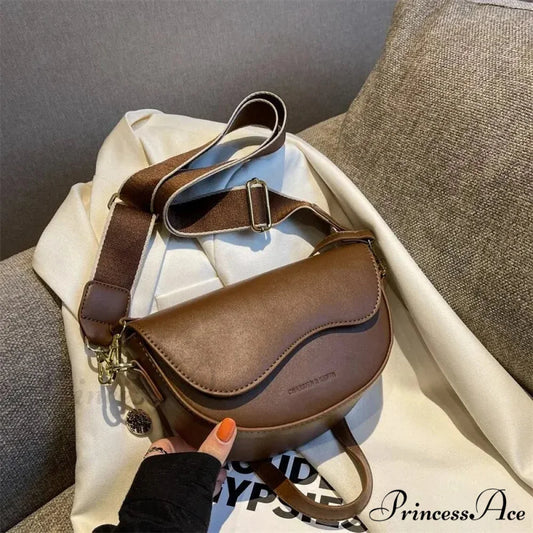 Retro Flap Petite Saddle Crossbody crossbody-250126