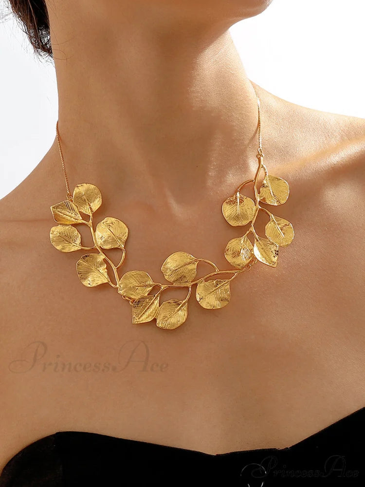 Vintage Alloy Graceful Leaf Design Necklace Gold / One Size