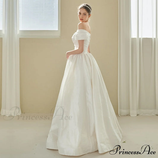 Vintage Wedding Gown with Off-the-Shoulder Design weddingdress-250223
